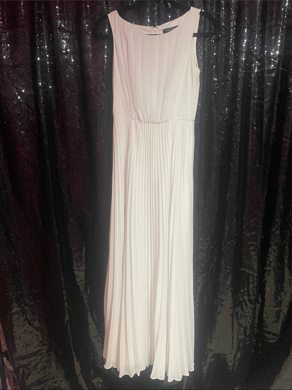 Elegant Sleeveless Pleated Dress